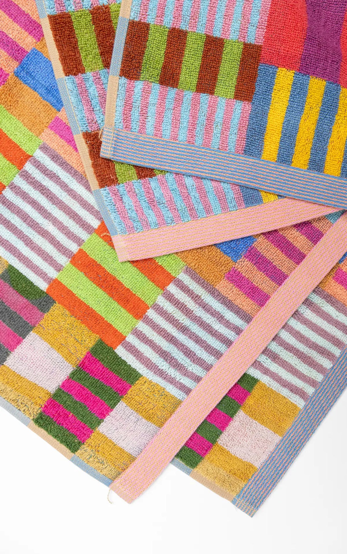 Badehåndklæde med farvestrålende tern · Lavet af garnrester fra tekstilindustrien · Designet af Foekje Fleur hos Niedziella & Friends