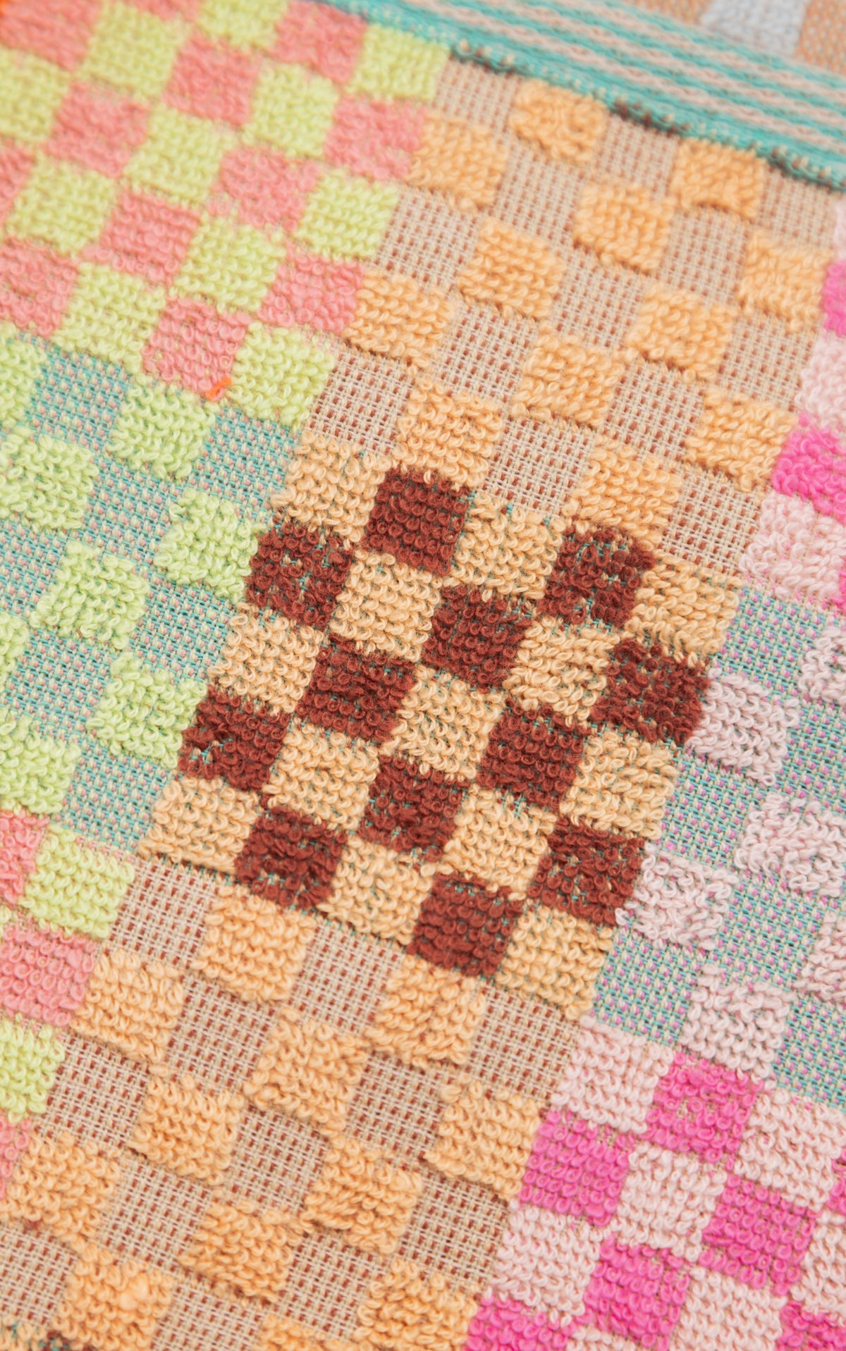 Multi-Klude med farvestrående tern · Lavet af garnrester fra tekstilindustrien · Designer af Foekje Fleur hos Niedziella & Friends