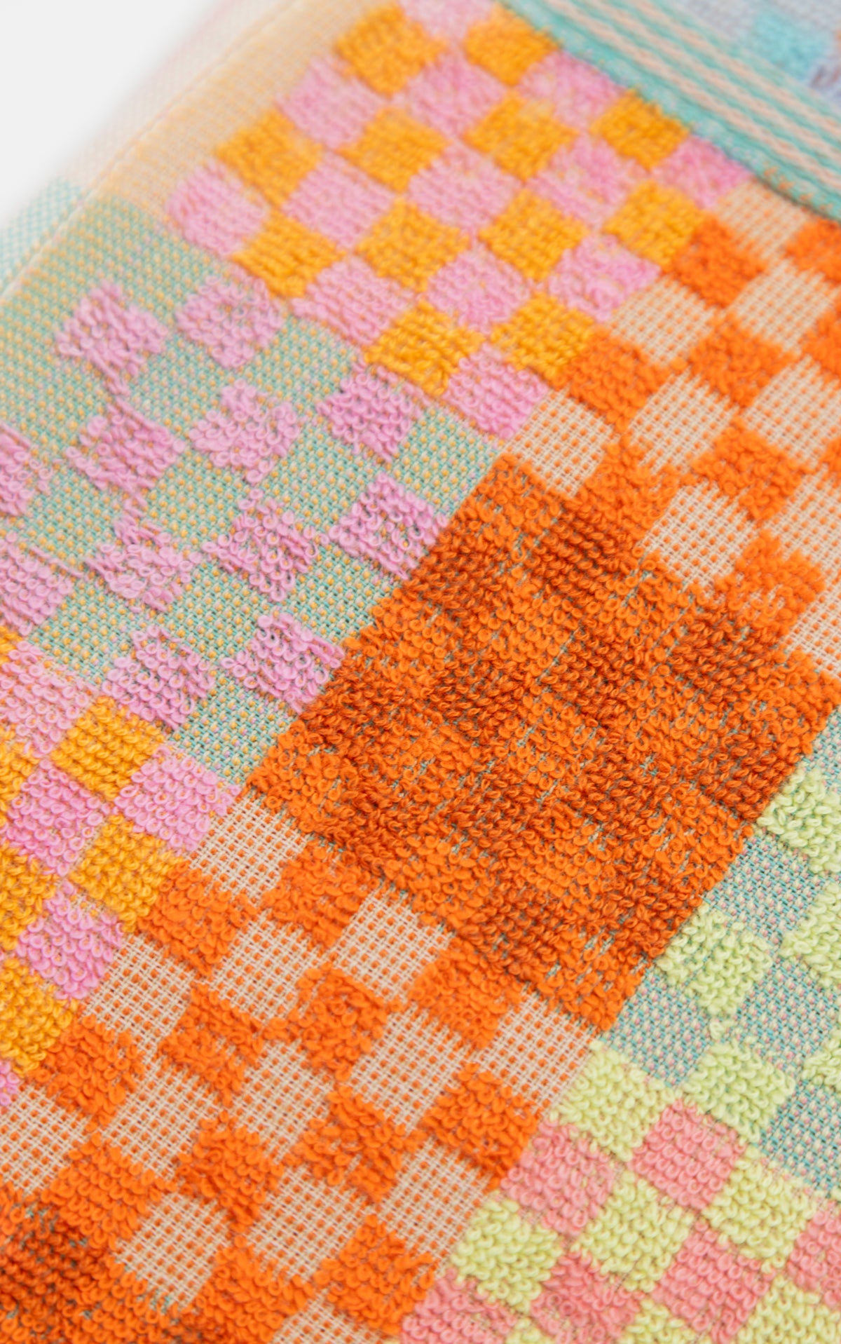 Multi-Klude med farvestrående tern · Lavet af garnrester fra tekstilindustrien · Designer af Foekje Fleur hos Niedziella & Friends