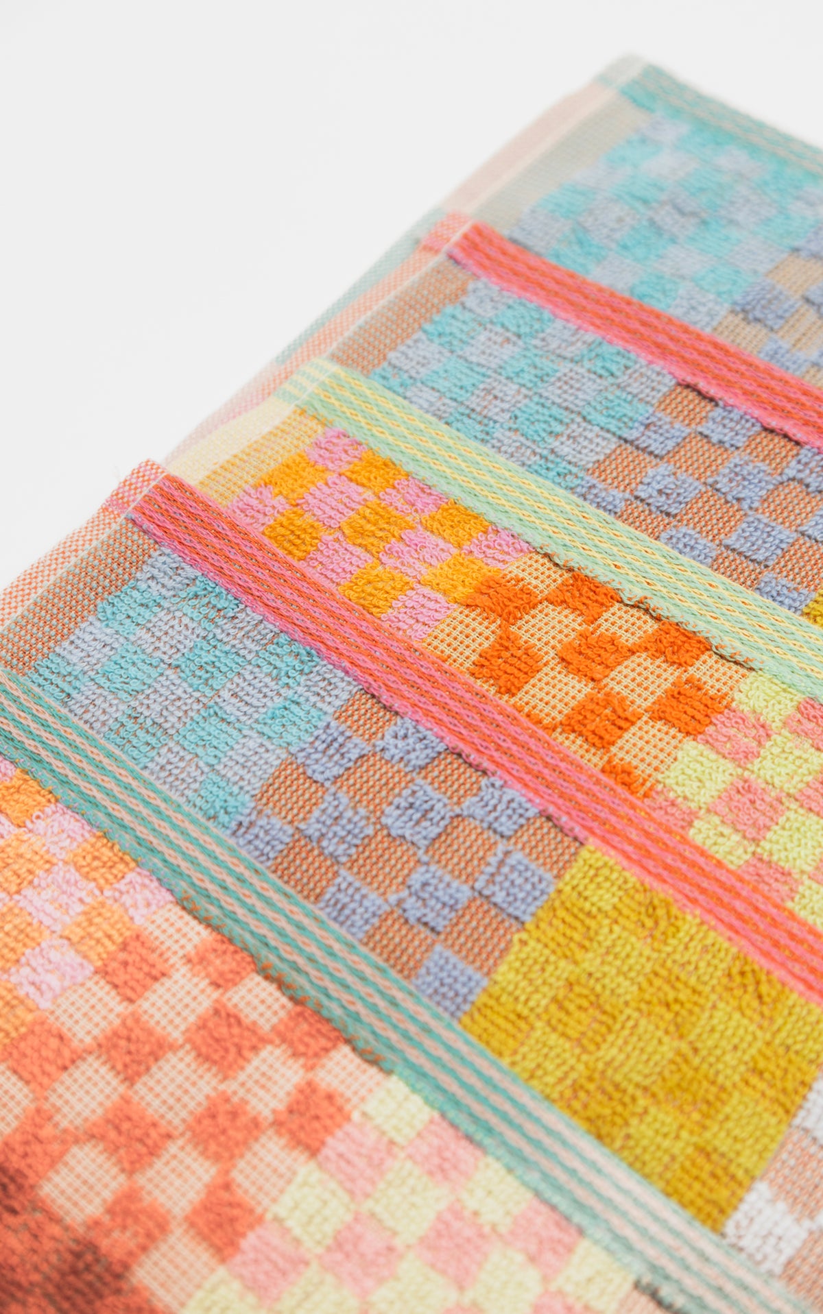 Multi-Klude med farvestrående tern · Lavet af garnrester fra tekstilindustrien · Designer af Foekje Fleur hos Niedziella & Friends