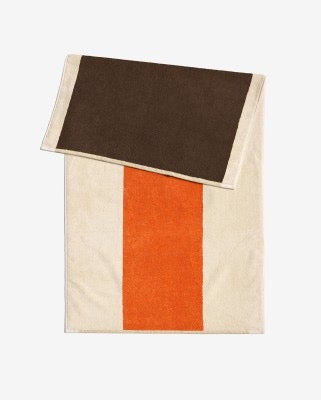 Strandhåndklæde med elegant grafisk mønster i farverne orange og brun fra Martens and Martens X Suite702 · Køb hos Niedziella & Friends