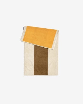 Håndklæde med elegant grafisk mønster i farverne sunny yellow/honey fra Martens and Martens X Suite702 · Køb hos Niedziella & Friends