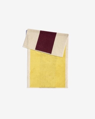 Badehåndklæde med elegant grafisk mønster i farverne yellow/bordeaux fra Martens and Martens X Suite702 · Køb hos Niedziella & Friends