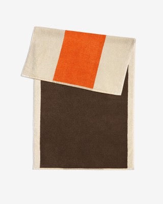 Strandhåndklæde med elegant grafisk mønster i farverne orange og brun fra Martens and Martens X Suite702 · Køb hos Niedziella & Friends