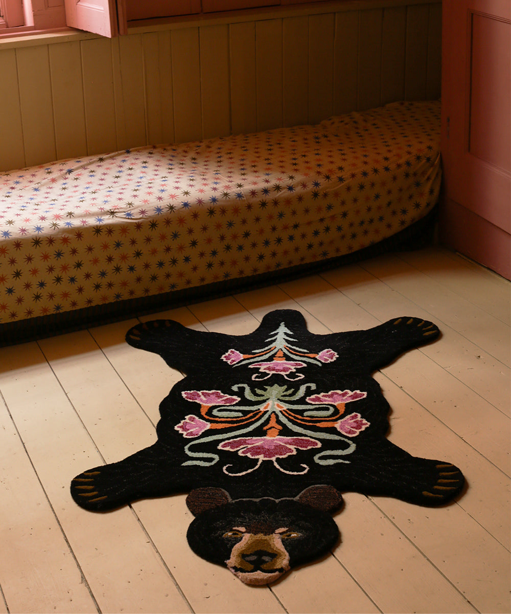 Håndlavet tæppe i uld | Tapis Amis · Bjørn med blomster fra Doing Goods | Niedziella & Friends