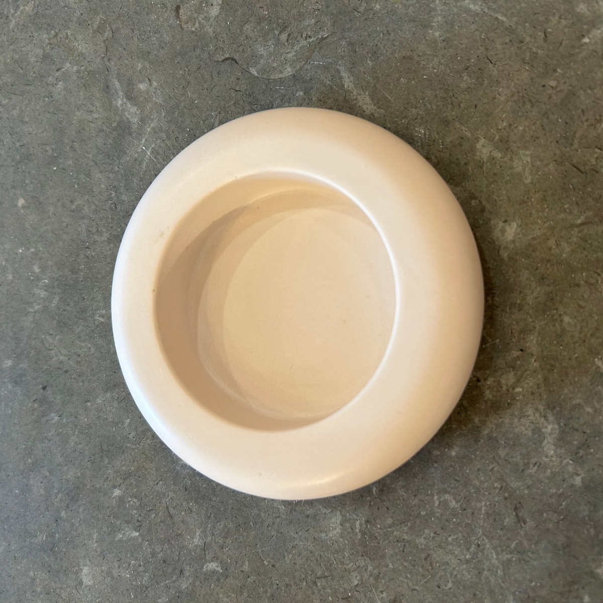 Lysestage i beige jesmonite til kalenderlys Ø5 · Kalenderlysholder fra ByChrillesen hos Niedziella & Friends