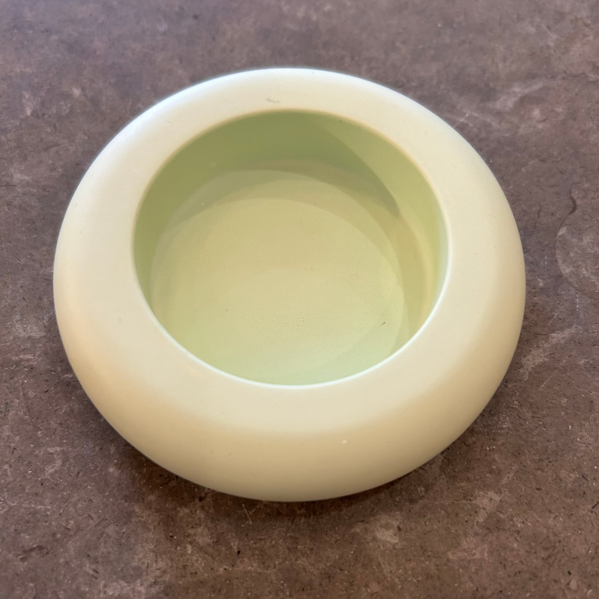 Lysestage i grøn pastel jesmonite til kalenderlys Ø5 · Kalenderlysholder fra ByChrillesen hos Niedziella & Friends
