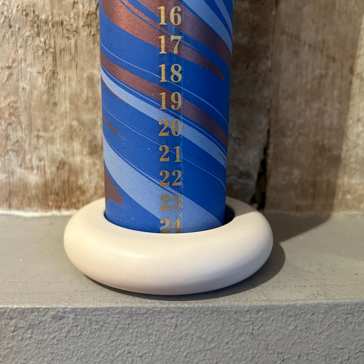 Lysestage i beige jesmonite til kalenderlys Ø5 · Kalenderlysholder fra ByChrillesen hos Niedziella & Friends
