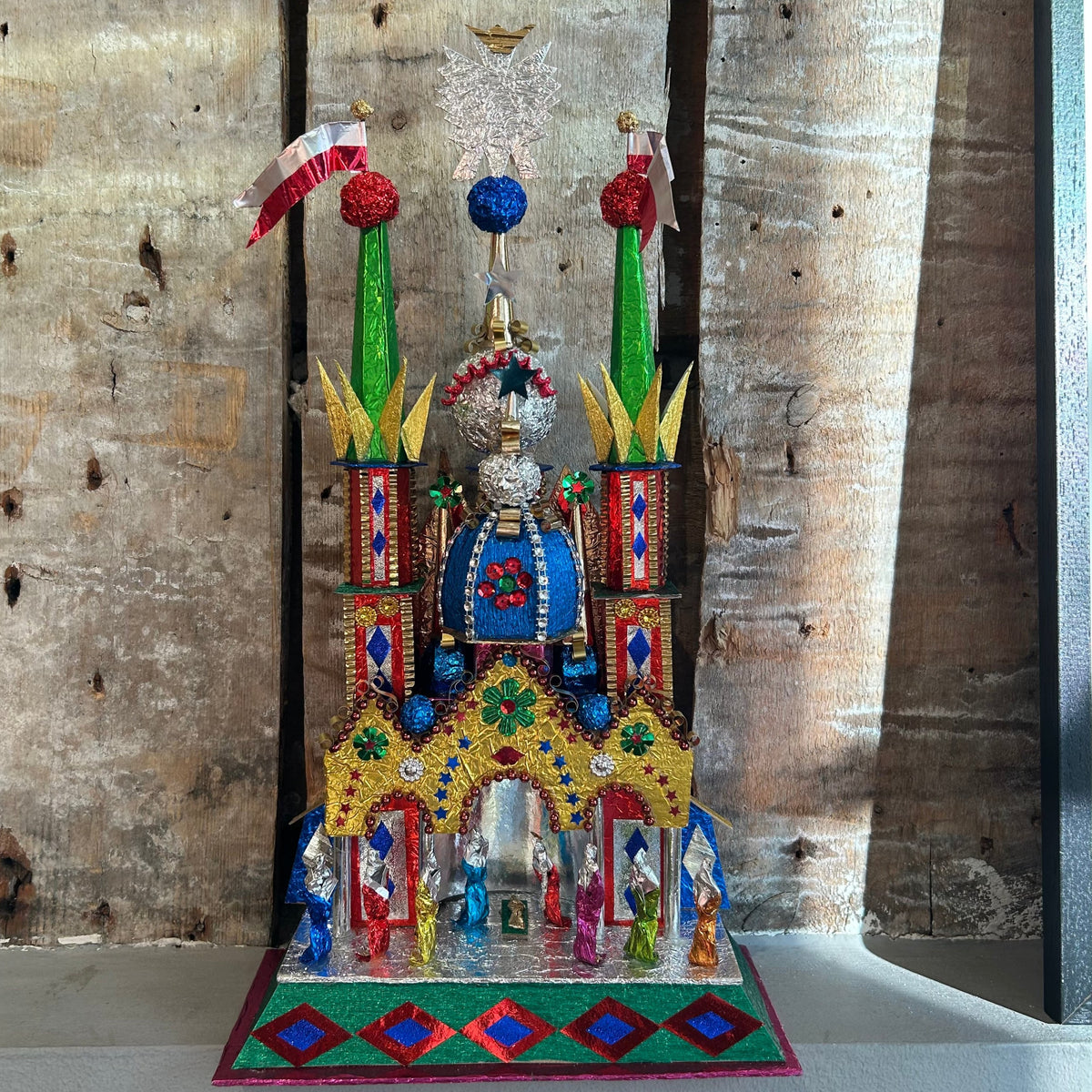 Håndlavet og unik julekrybbe fra Polen · Lavet af farvestrålende folie · hos Niedziella & Friends