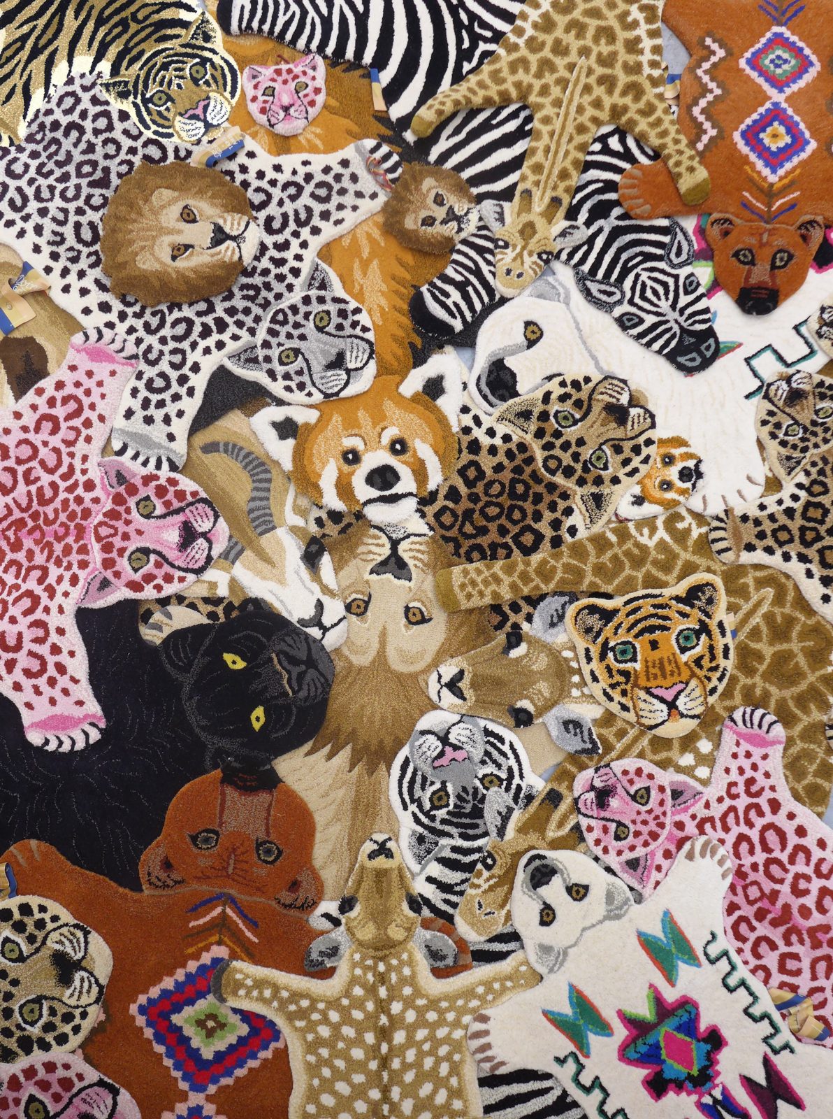 Håndlavet tæppe i uld | Tapis Amis · Tiger med blomster fra Doing Goods | Niedziella & Friends