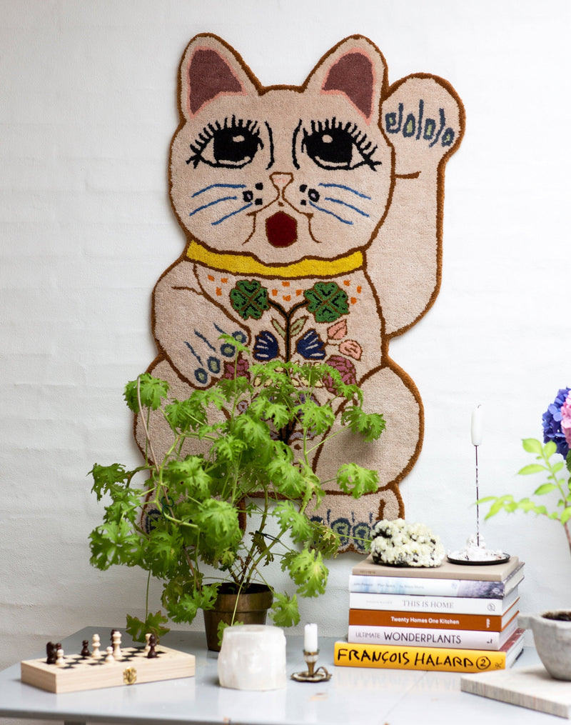 Lucky Cat · vinkekat som vægtæppe i håndtuftet uld fra Bongusta · Niedziella & Friends (7904863748324)