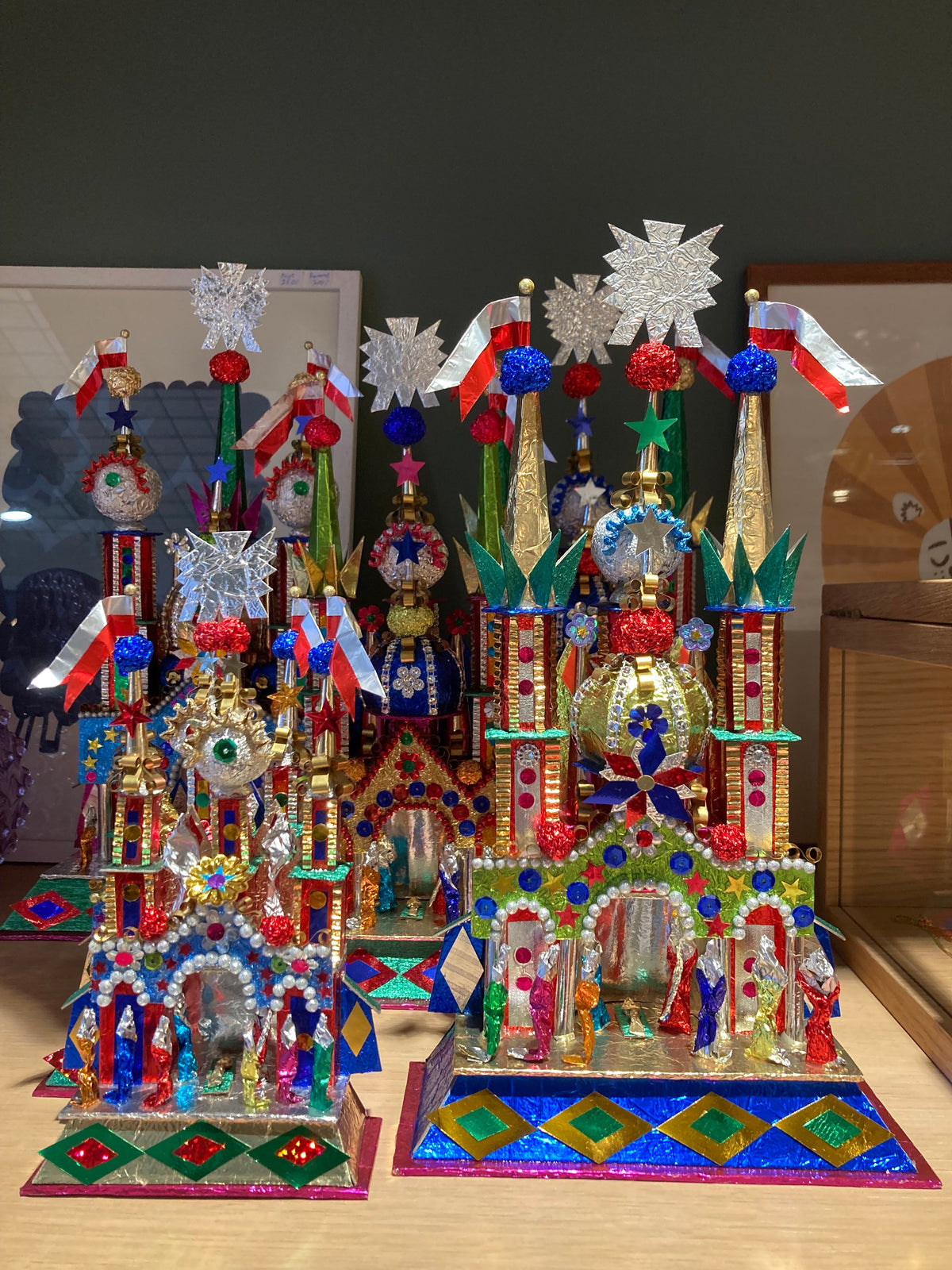 Håndlavet og unik julekrybbe fra Polen · Lavet af farvestrålende folie · hos Niedziella & Friends