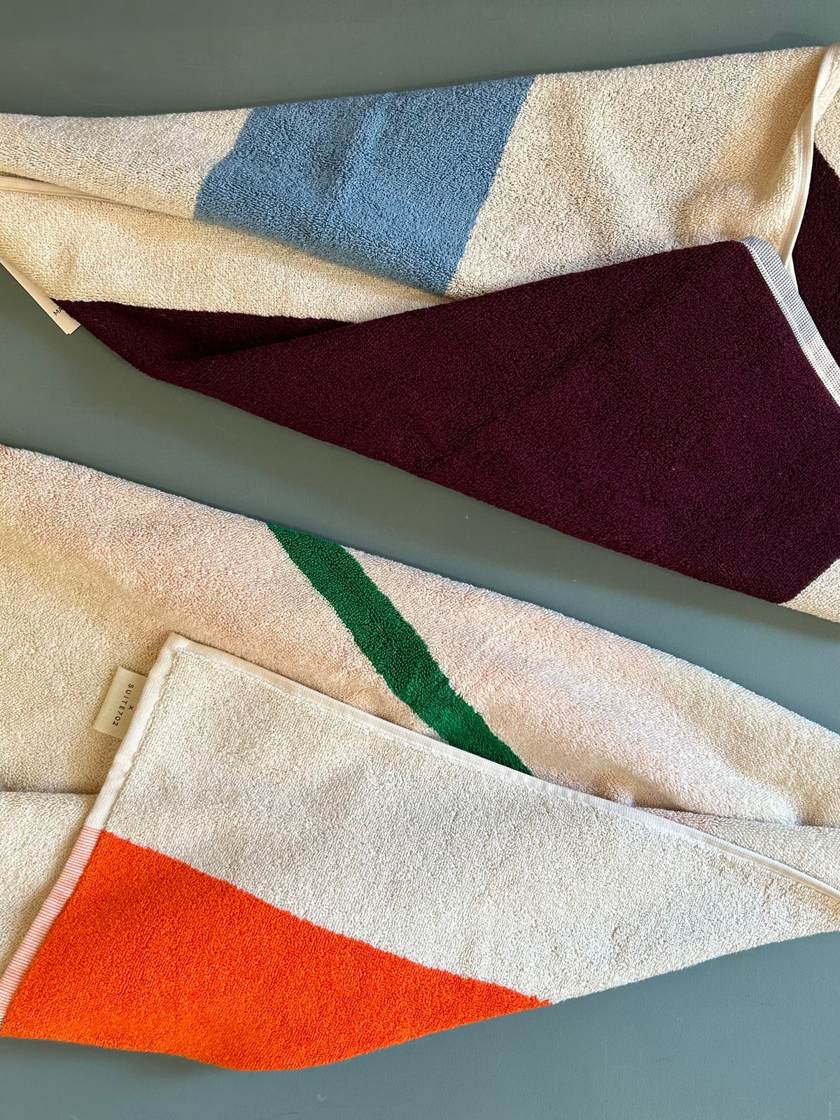 Håndklæder med elegant grafisk mønster designet af Martens and Martens X Suite702 kan købes hos Niedziella & Friends