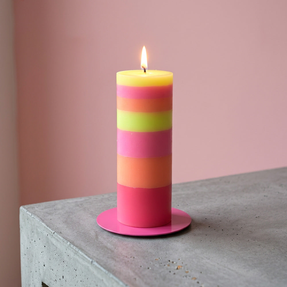 Enkel og elegant plade til bloklys lavet i pulverfarvet stål · neon-pink · Stort udvalg af lysestager hos Niedziella & Friends