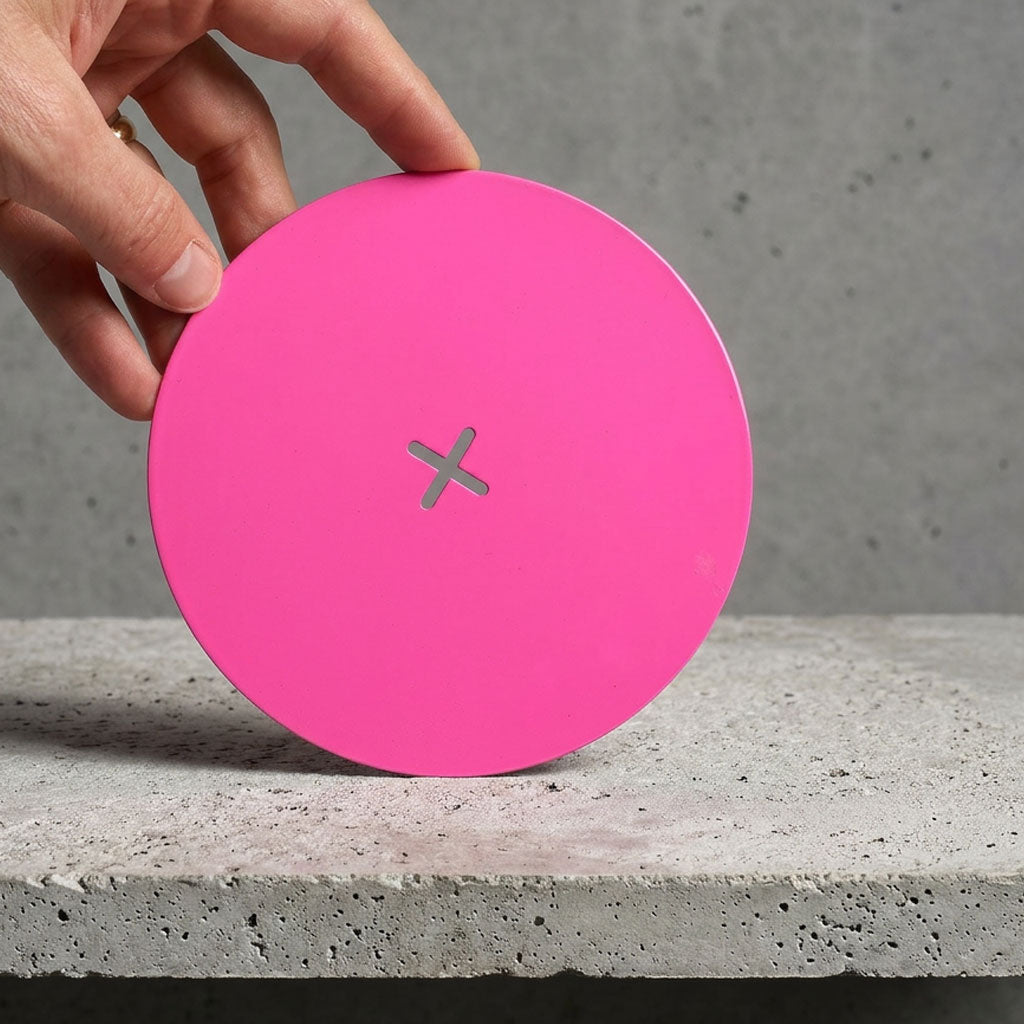 Enkel og elegant plade til bloklys lavet i pulverfarvet stål · neon-pink · Stort udvalg af lysestager hos Niedziella & Friends