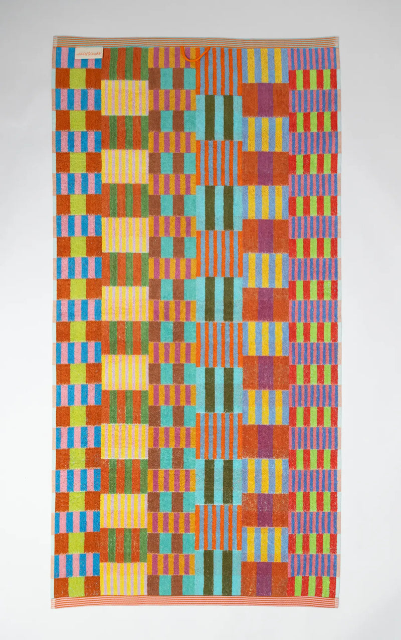 Bæredygtigt badehåndklæde med farvestrålende tern · Lavet af garnrester fra tekstilindustrien · Designet af Foekje Fleur hos Niedziella & Friends