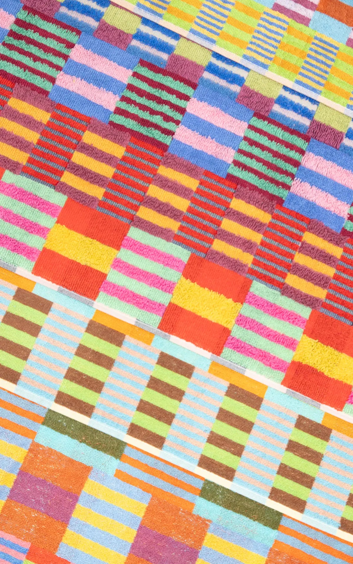 Bæredygtigt badehåndklæde med farvestrålende tern · Lavet af garnrester fra tekstilindustrien · Designet af Foekje Fleur hos Niedziella & Friends