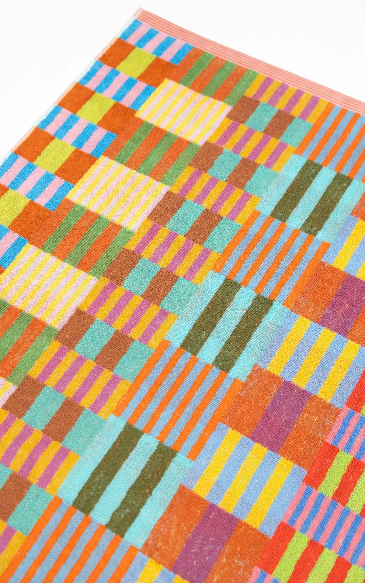 Bæredygtigt badehåndklæde med farvestrålende tern · Lavet af garnrester fra tekstilindustrien · Designet af Foekje Fleur hos Niedziella & Friends