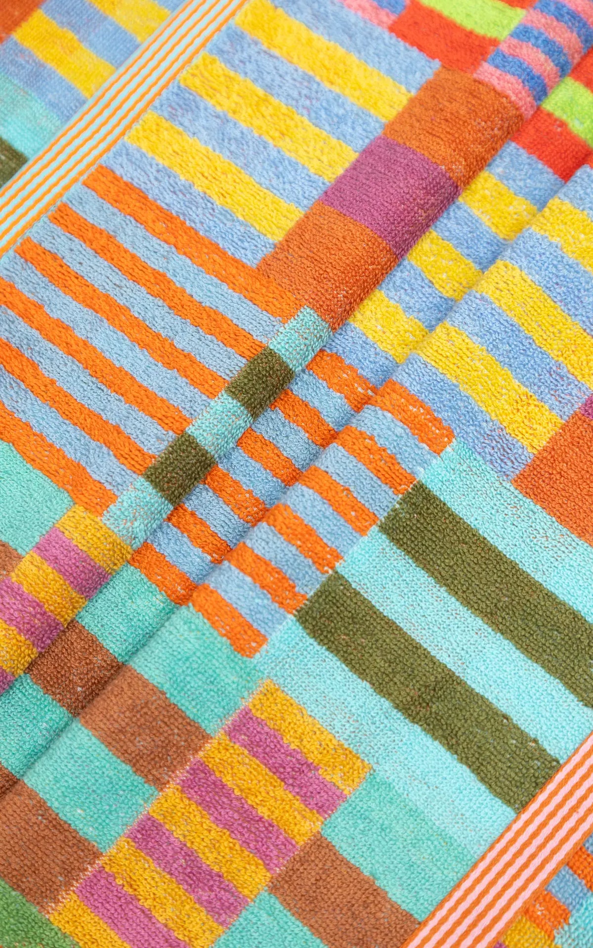 Bæredygtigt badehåndklæde med farvestrålende tern · Lavet af garnrester fra tekstilindustrien · Designet af Foekje Fleur hos Niedziella & Friends