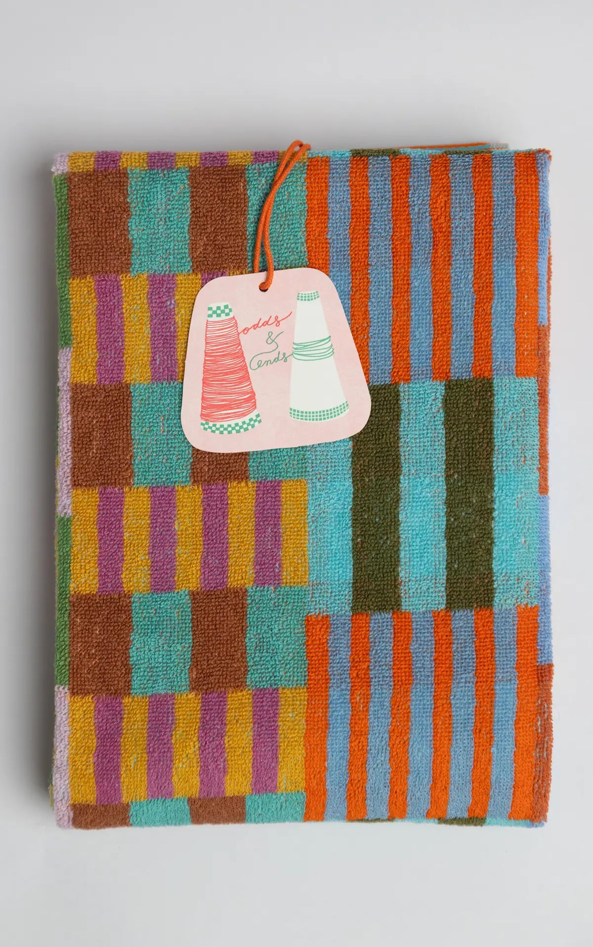 Bæredygtigt badehåndklæde med farvestrålende tern · Lavet af garnrester fra tekstilindustrien · Designet af Foekje Fleur hos Niedziella & Friends