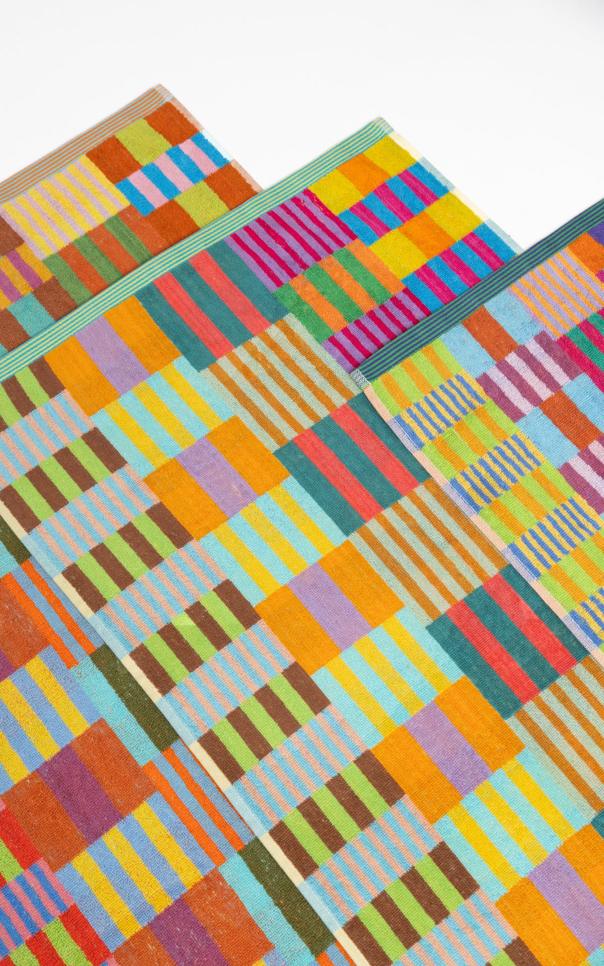 Bæredygtigt badehåndklæde med farvestrålende tern · Lavet af garnrester fra tekstilindustrien · Designet af Foekje Fleur hos Niedziella & Friends