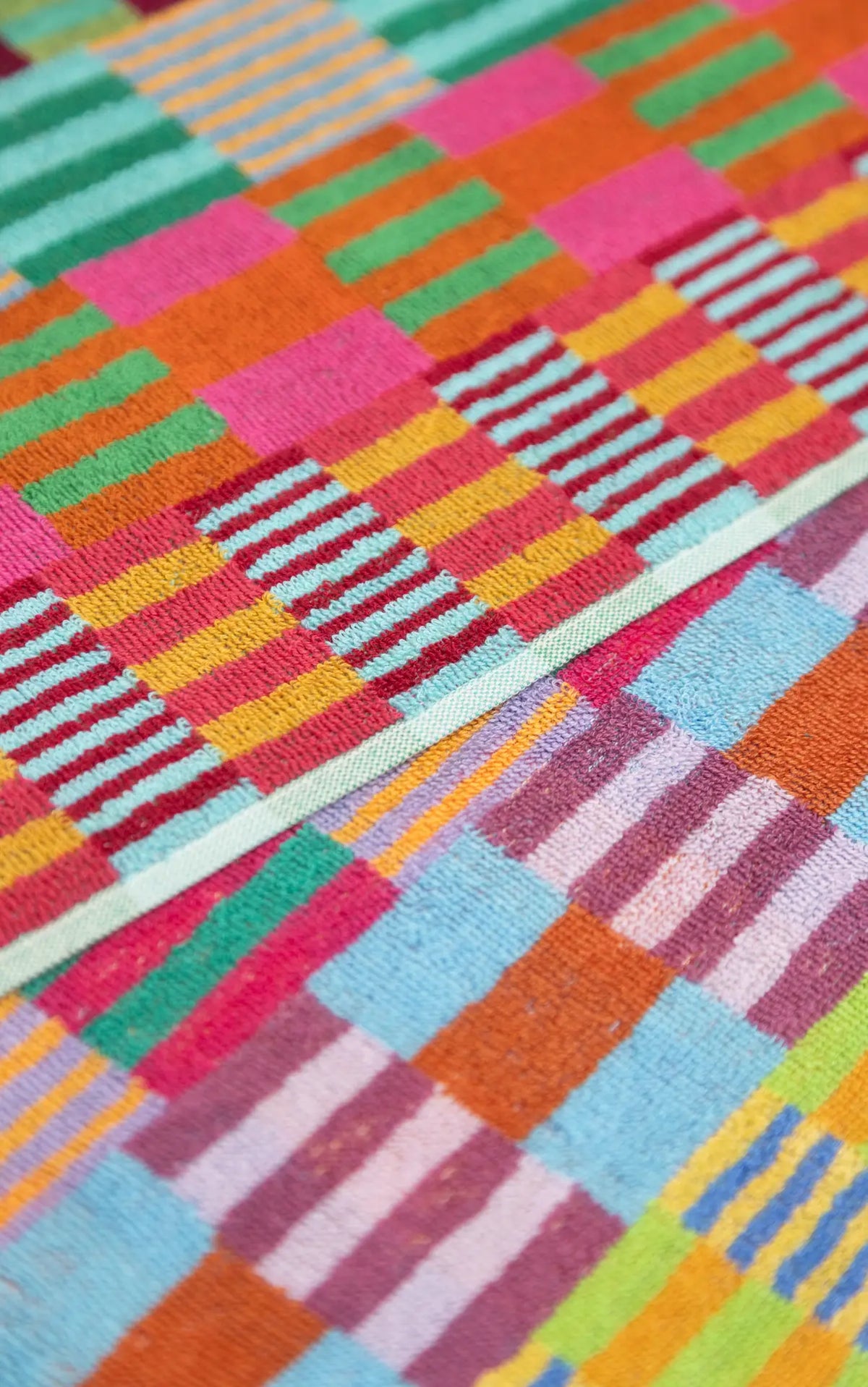 Bæredygtige gæstehåndklæder med farvestrålende tern · Lavet af garnrester fra tekstilindustrien · Designer af Foekje Fleur hos Niedziella & Friends