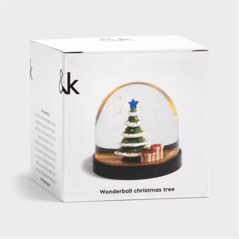 Sjov Wonderball med juletræ og gaver · lige til at ryste julestemningen frem - og endda med "gulsstøv" · Julepynt fra &Klevering Amsterdam · Niedziella & Friends