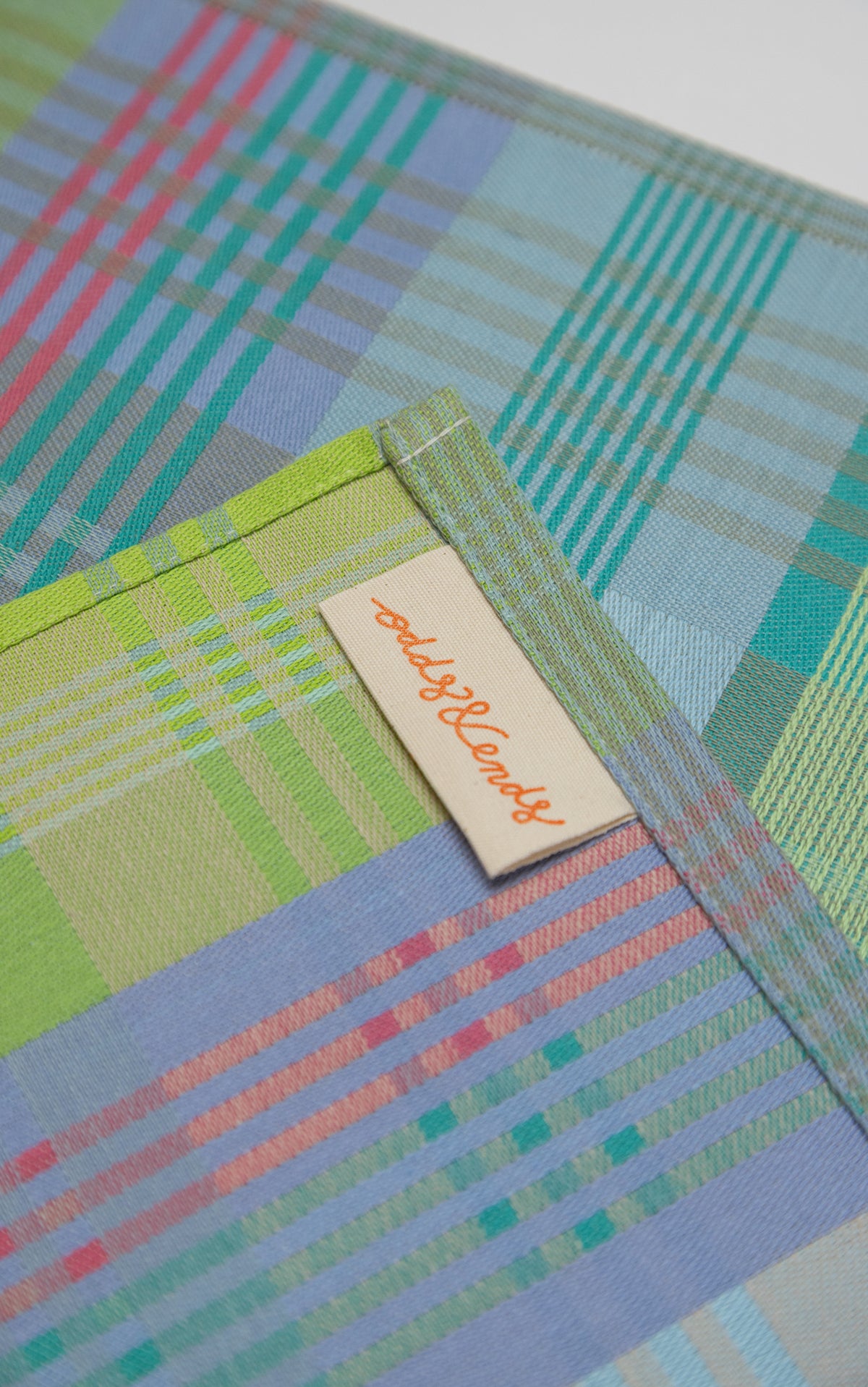 Bæredygtigt viskestykke med grafisk mønster i smukke farver · Lavet af garnrester fra tekstilindustrien · Designer af Foekje Fleur hos Niedziella & Friends