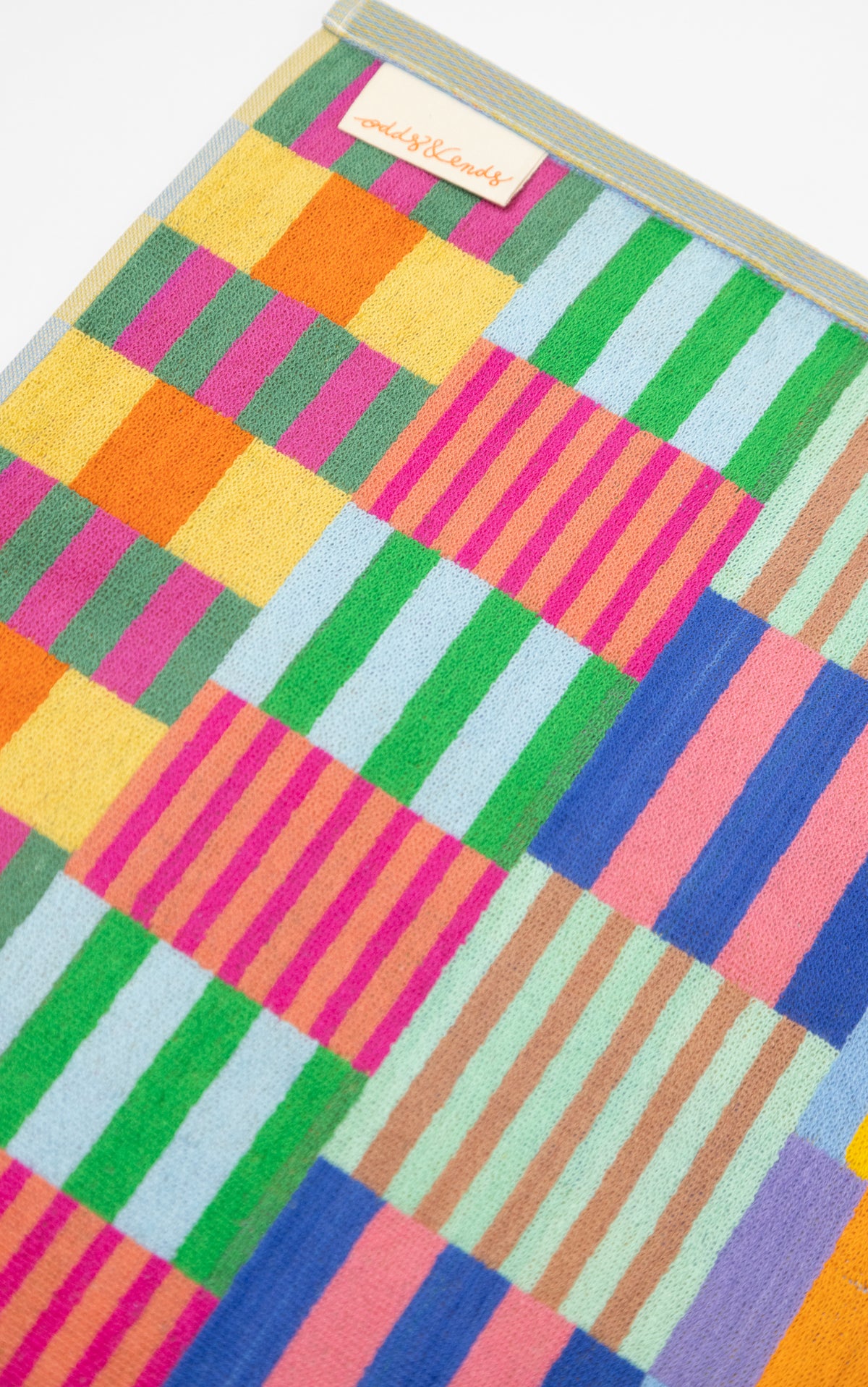 Bæredygtigt badehåndklæde med farvestrålende tern · Lavet af garnrester fra tekstilindustrien · Designet af Foekje Fleur hos Niedziella & Friends