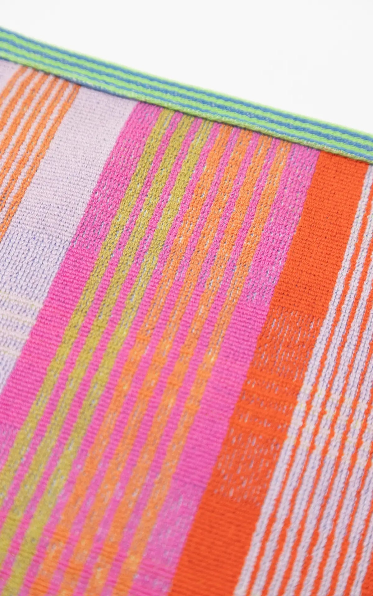 Multi-Klude med farvestrående tern · Lavet af garnrester fra tekstilindustrien · Designer af Foekje Fleur hos Niedziella & Friends