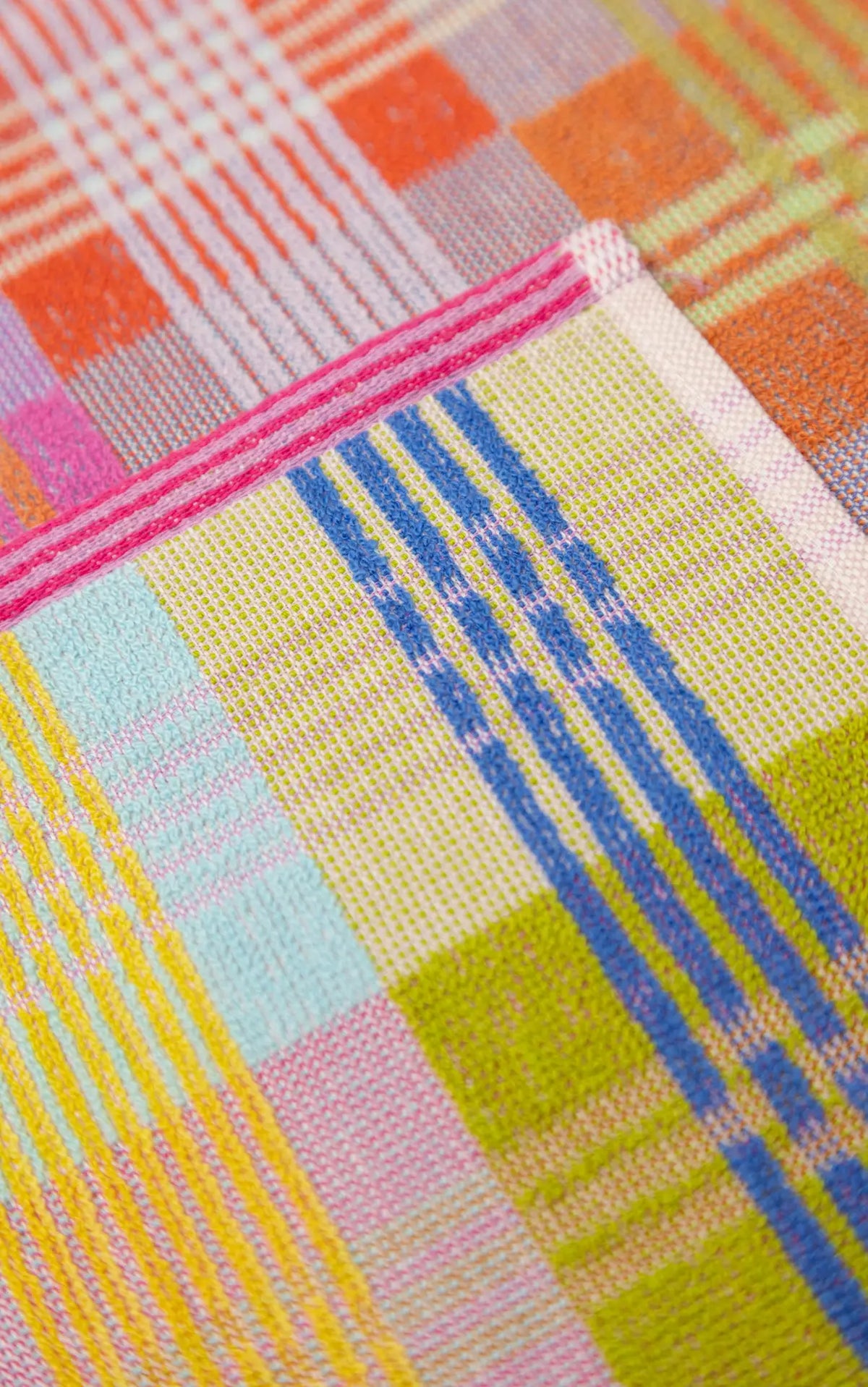 Multi-Klude med farvestrående tern · Lavet af garnrester fra tekstilindustrien · Designer af Foekje Fleur hos Niedziella & Friends
