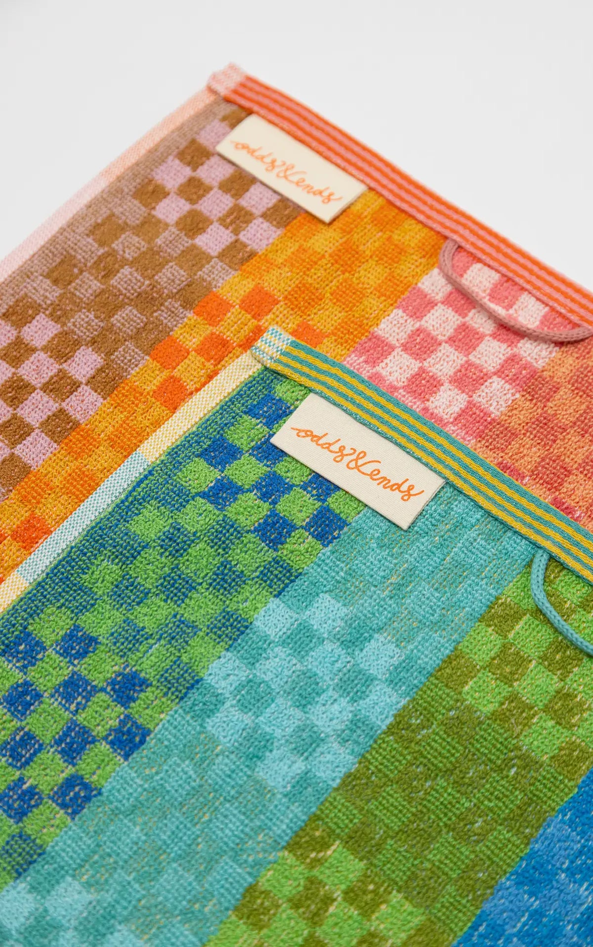 Multi-Klude med farvestrående tern · Lavet af garnrester fra tekstilindustrien · Designer af Foekje Fleur hos Niedziella & Friends