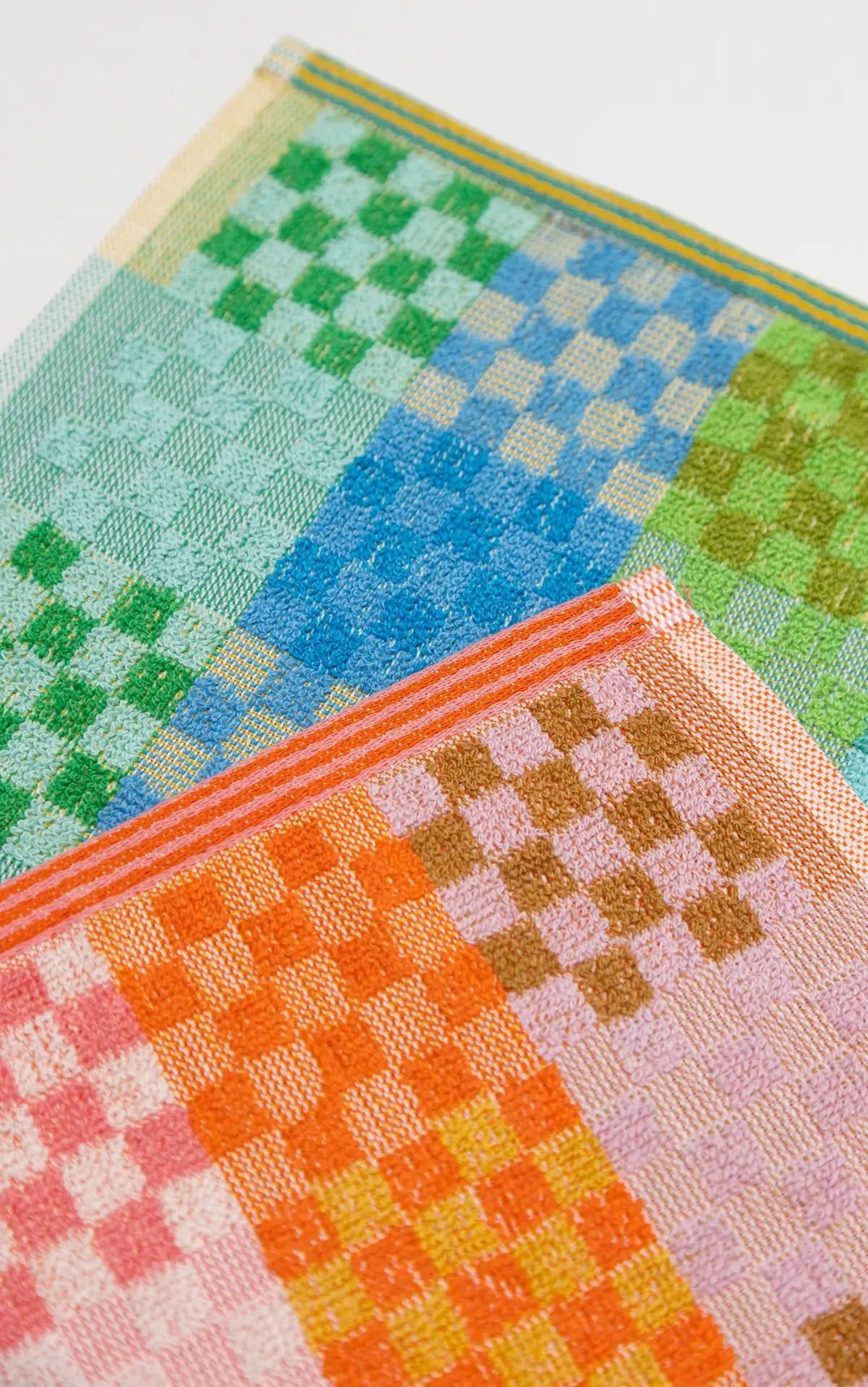 Multi-Klude med farvestrående tern · Lavet af garnrester fra tekstilindustrien · Designer af Foekje Fleur hos Niedziella & Friends