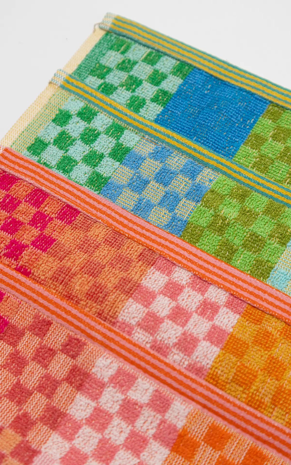 Multi-Klude med farvestrående tern · Lavet af garnrester fra tekstilindustrien · Designer af Foekje Fleur hos Niedziella & Friends