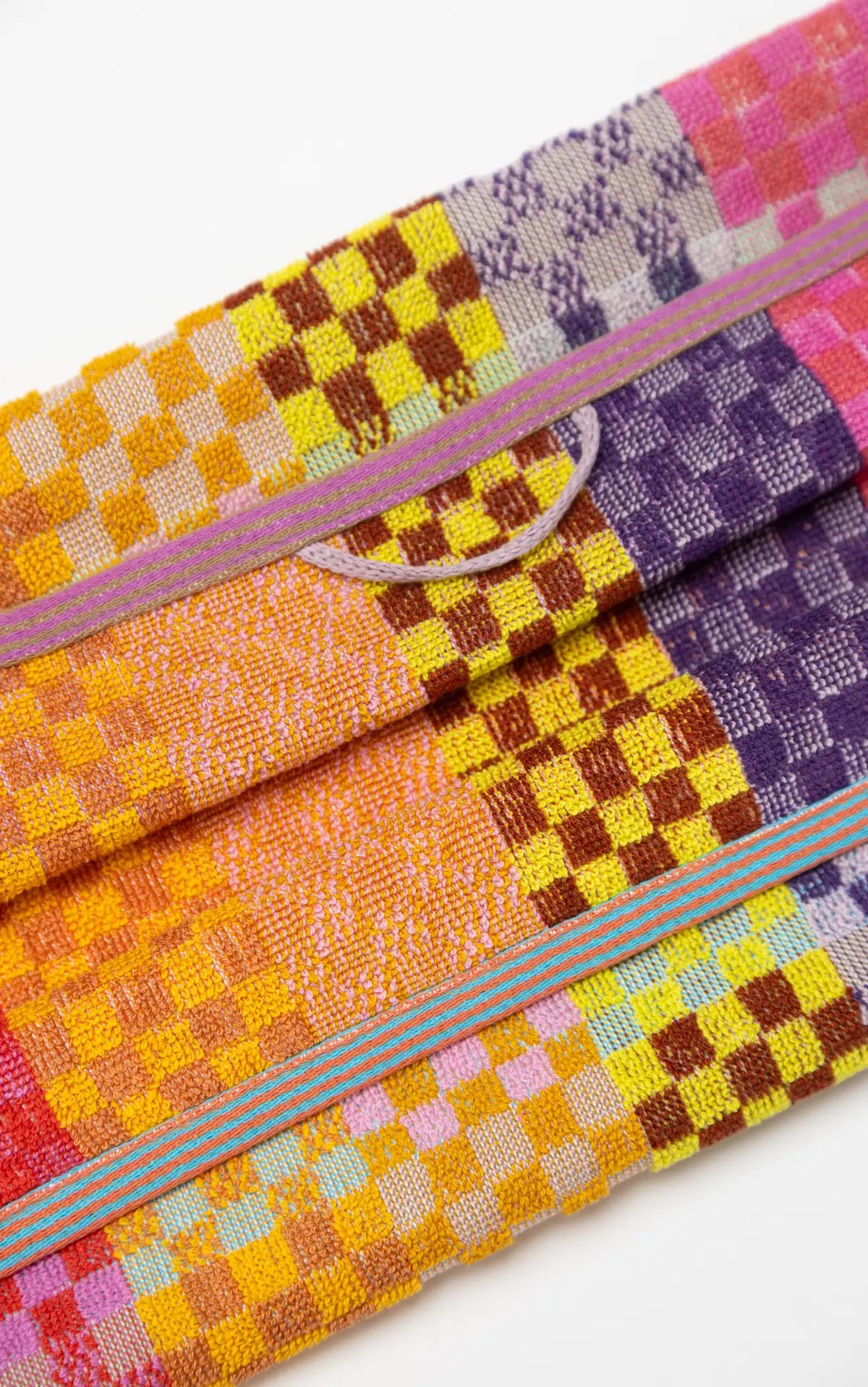 Køkkenhåndklæde med farvestrålende tern · Lavet af garnrester fra tekstilindustrien · Designer af Foekje Fleur hos Niedziella & Friends