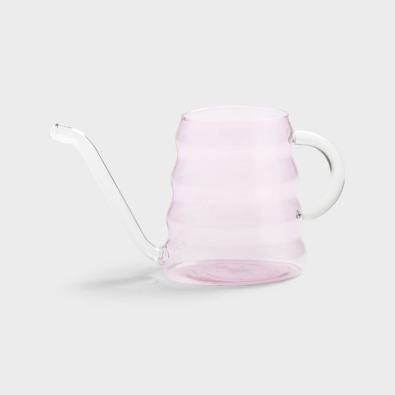 Lyserød vandkande i glas til at vande planter · fra &Klevering hos Niedziella & Friends