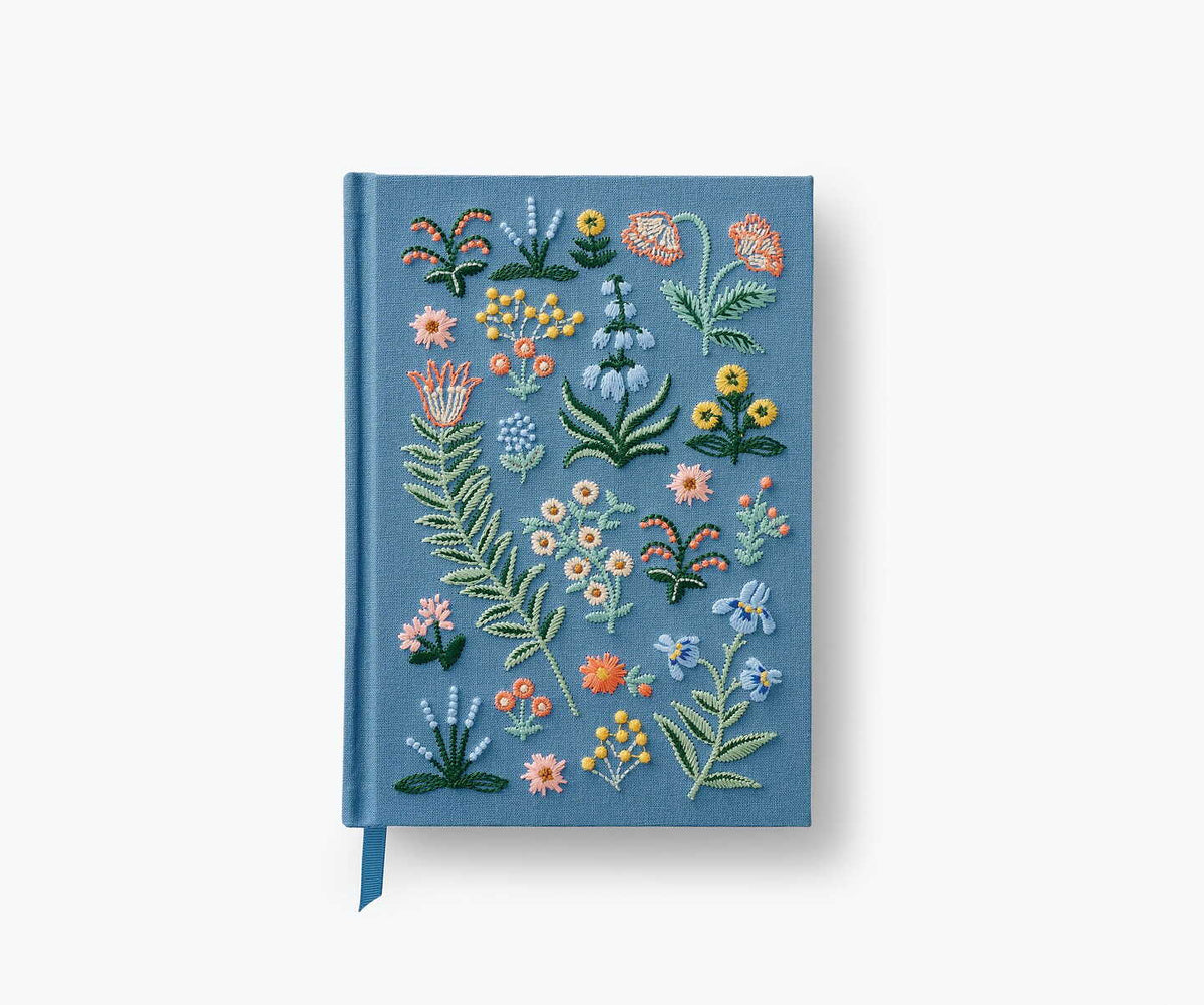 Smuk og elegant notesbog med broderi fra Rifle Paper Co. Bogen har linierede sider · Hos Niedziella & Friends