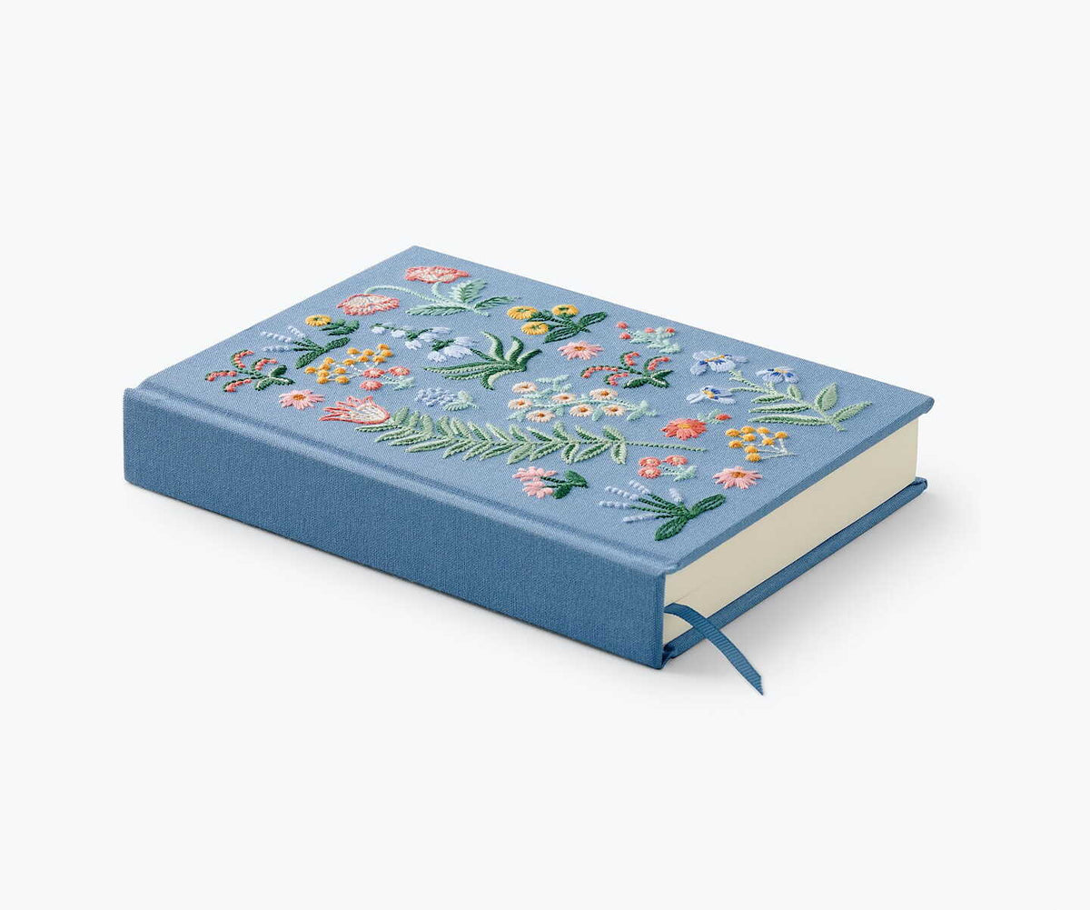 Smuk og elegant notesbog med broderi fra Rifle Paper Co. Bogen har linierede sider · Hos Niedziella & Friends
