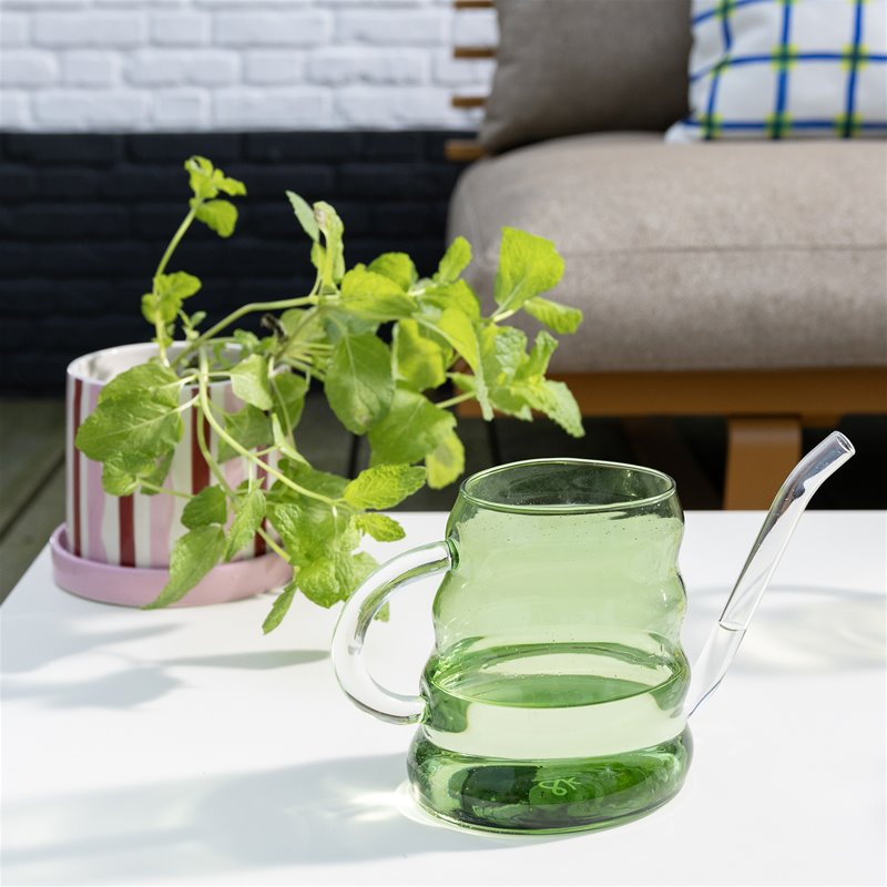 Grøn vandkande i glas til at vande planter · fra &Klevering hos Niedziella & Friends