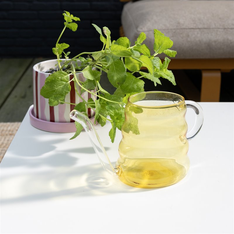 Gul vandkande i glas til at vande planter · fra &Klevering hos Niedziella & Friends