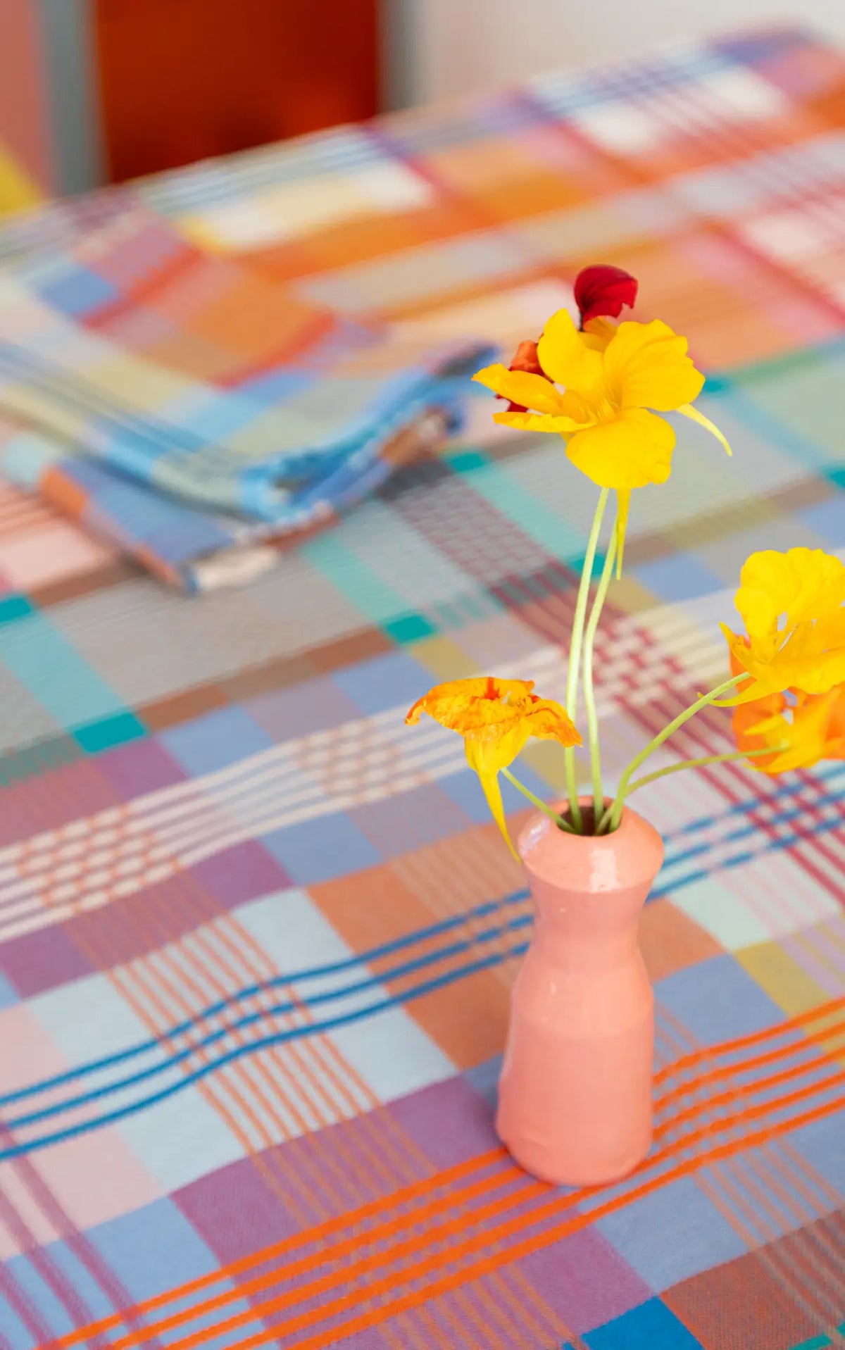 Bæredygtig dug med grafisk mønster i smukke farver · Lavet af garnrester fra tekstilindustrien · Designer af Foekje Fleur hos Niedziella & Friends