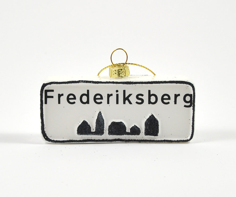 Juleophæng i form af byskilt med motiv af Frederiksberg · Køb julepynt hos Niedziella & Friends