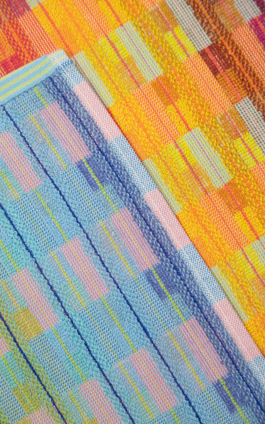 Multi-Klude med farvestrående tern · Lavet af garnrester fra tekstilindustrien · Designer af Foekje Fleur hos Niedziella & Friends