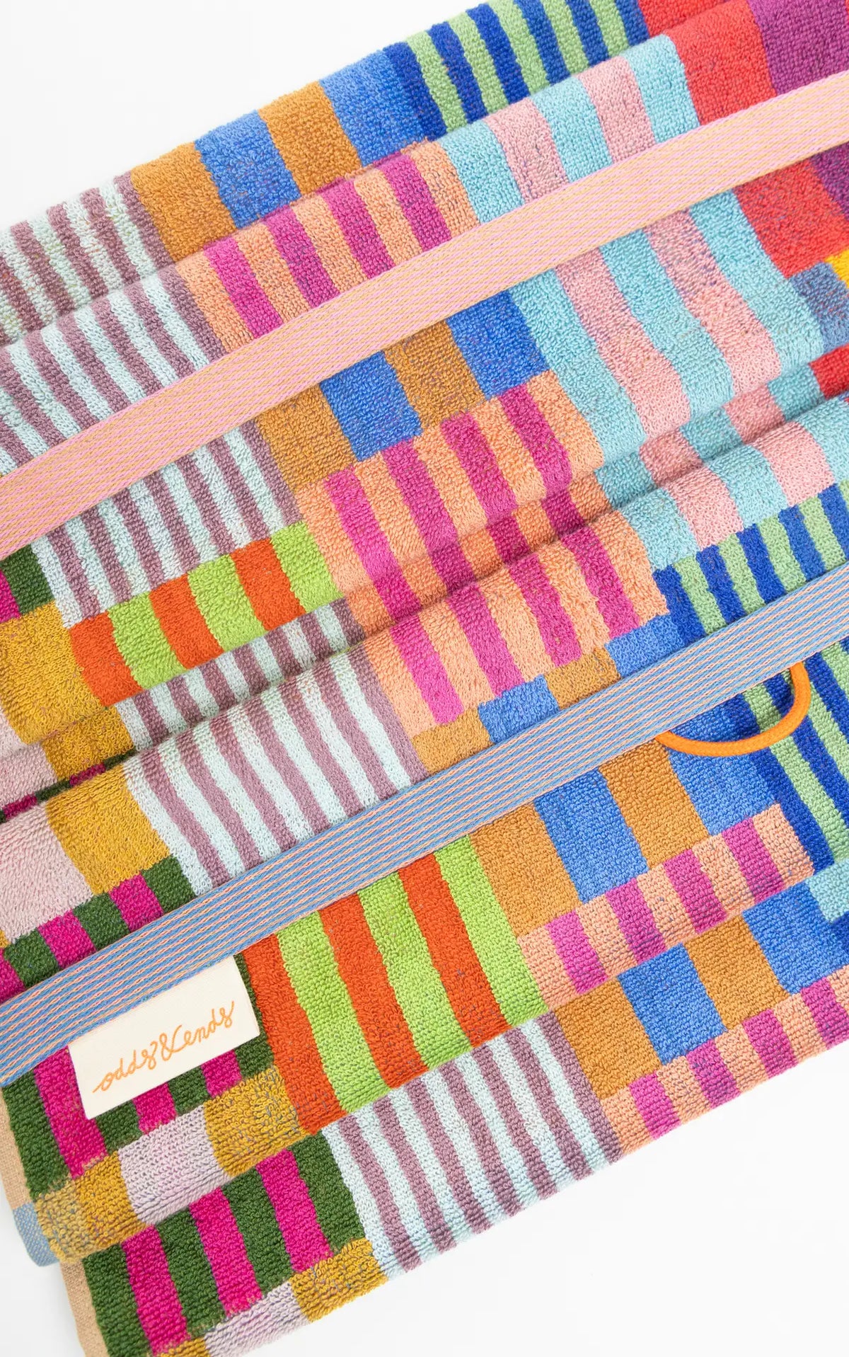 Badehåndklæde med farvestrålende tern · Lavet af garnrester fra tekstilindustrien · Designet af Foekje Fleur hos Niedziella & Friends