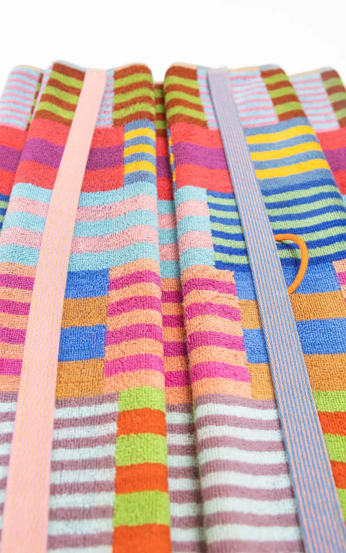 Badehåndklæde med farvestrålende tern · Lavet af garnrester fra tekstilindustrien · Designet af Foekje Fleur hos Niedziella & Friends