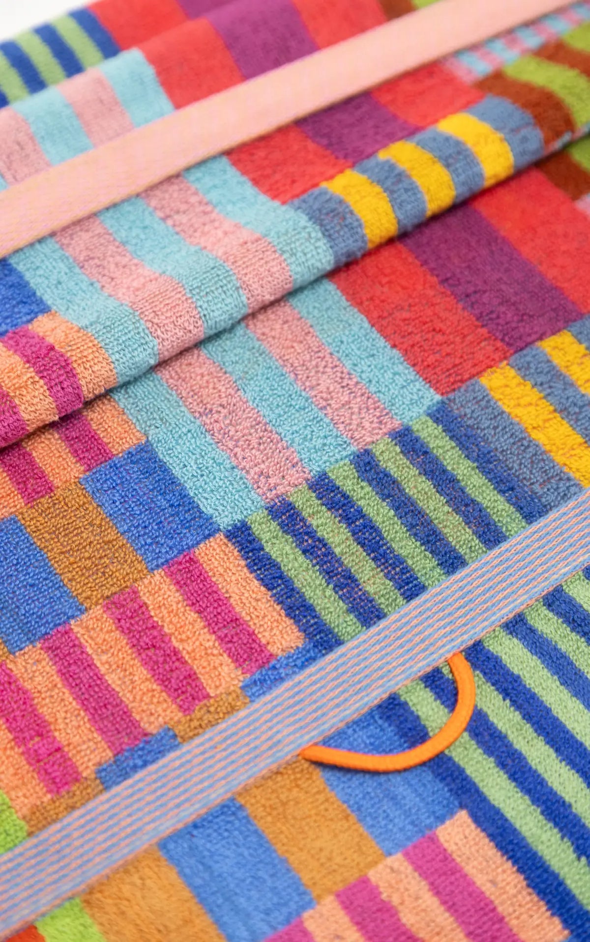 Badehåndklæde med farvestrålende tern · Lavet af garnrester fra tekstilindustrien · Designet af Foekje Fleur hos Niedziella & Friends