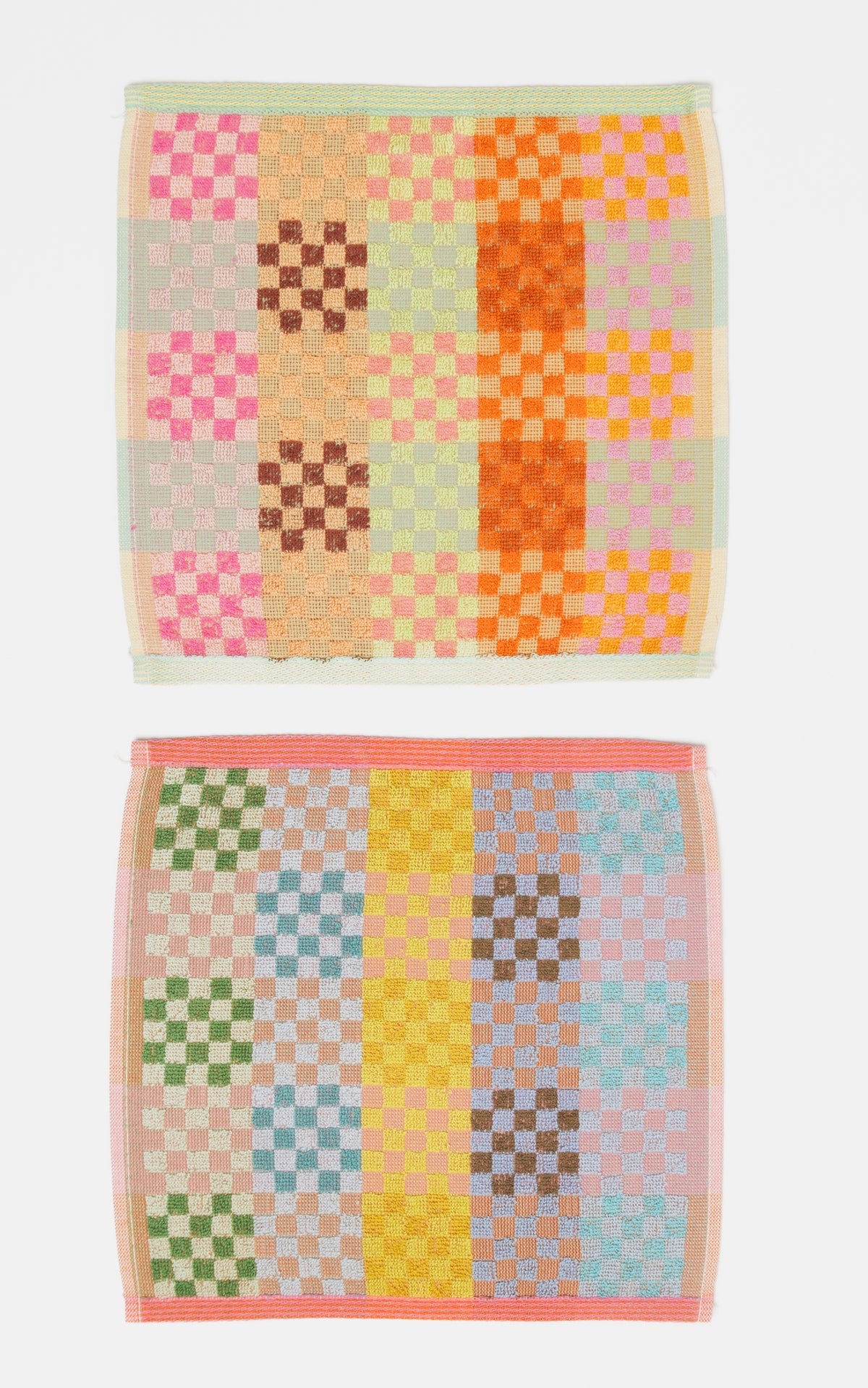 Multi-Klude med farvestrående tern · Lavet af garnrester fra tekstilindustrien · Designer af Foekje Fleur hos Niedziella & Friends