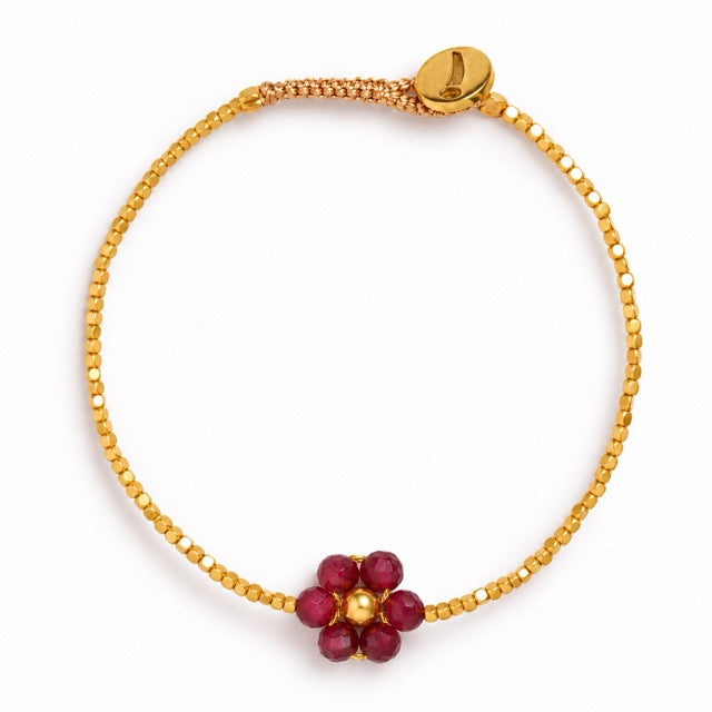 Håndlavet armbånd · Lulu Daisy Flower I farven ruby fra IBU Jewels · hos Niedziella & Friends