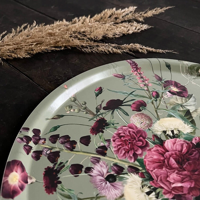 Bakke med smukt blomsterdesign til elegant servering · Niedziella & Friends