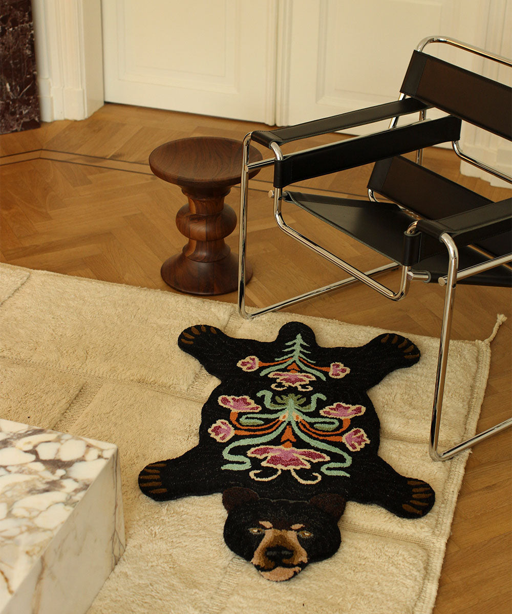 Håndlavet tæppe i uld | Tapis Amis · Bjørn med blomster fra Doing Goods | Niedziella & Friends 